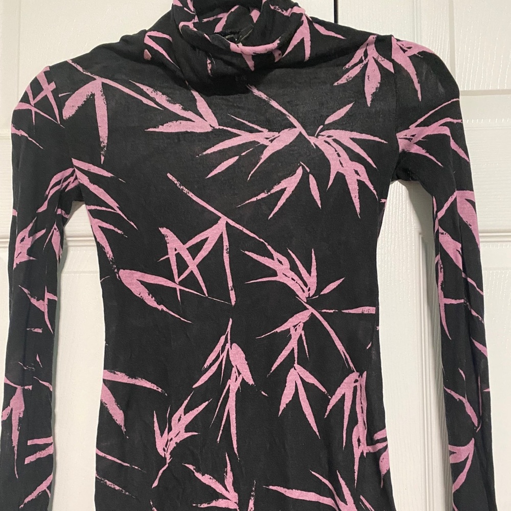 BCBGMAXAZRIA fitted knit top long sleeve